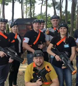 A kecskeméti autógyár munkatársaival