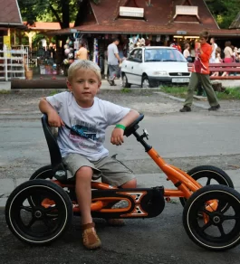 Négy évesen a volánnál